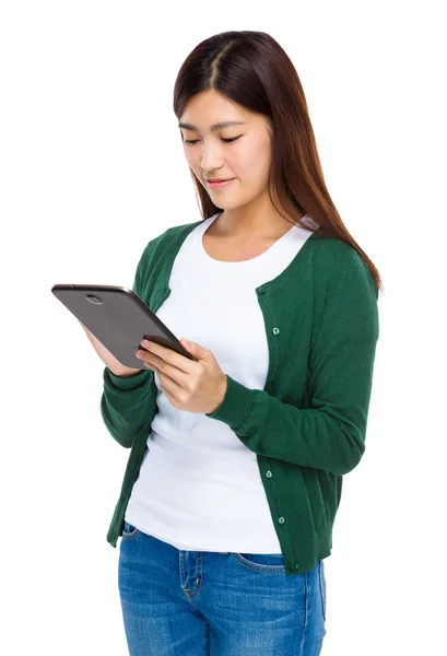 Vrouw die digitale tablet gebruikt — Stockfoto