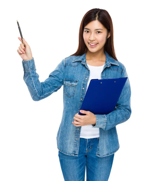 Женщина с планшетом и ручкой — стоковое фото