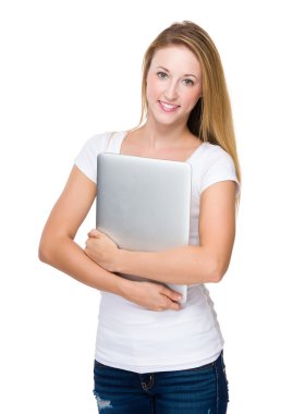 Dizüstü bilgisayarlı kadın