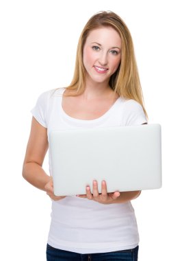 Dizüstü bilgisayarlı kadın