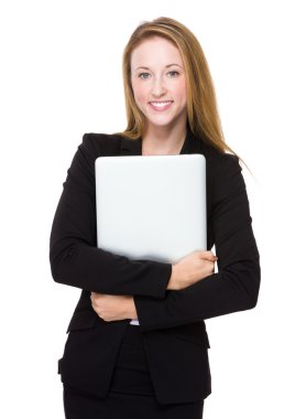 Dizüstü bilgisayarı olan iş kadını