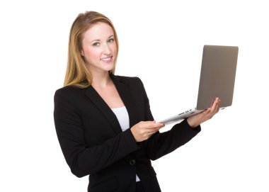 Dizüstü bilgisayarı olan iş kadını