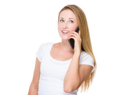Kadın cep telefonuyla konuşuyor.