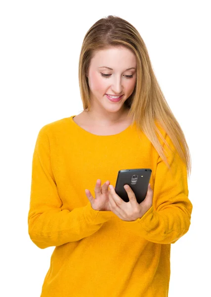 Vrouw op zoek naar mobiele telefoon — Stockfoto