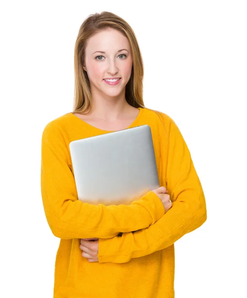 Frau mit Laptop — Stockfoto