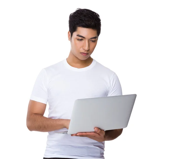 Uomo con laptop — Foto Stock