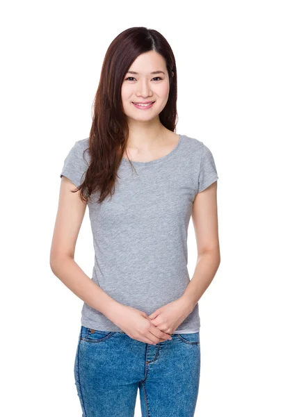 Frau im grauen T-Shirt — Stockfoto