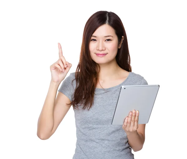 Aziatische vrouw met Tablet PC — Stockfoto