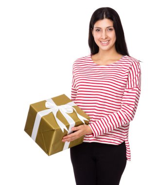 Hediye Kutusu Olan Kadın