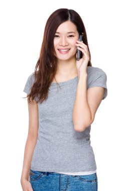 Kadın cep telefonuyla konuşuyor.