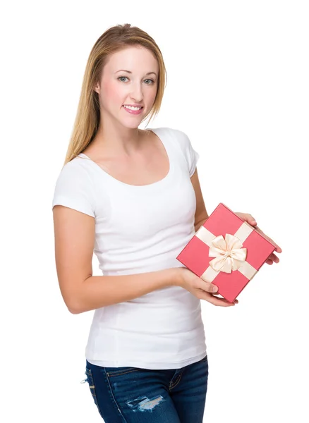 Mujer con caja de regalo —  Fotos de Stock