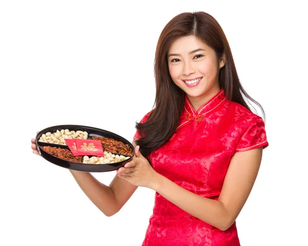 Femme asiatique en robe rouge — Photo
