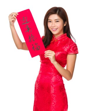 Kırmızı elbiseli Asyalı kadın