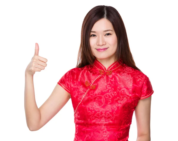 Aziatische vrouw in rode jurk — Stockfoto
