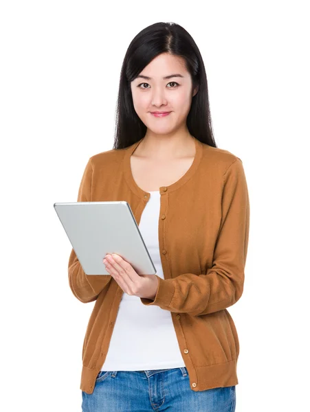 Vrouw met digitale tablet — Stockfoto