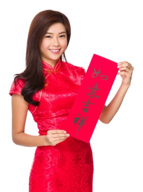 Kırmızı elbiseli Asyalı kadın