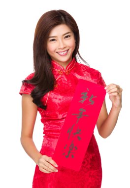 Kırmızı elbiseli Asyalı kadın