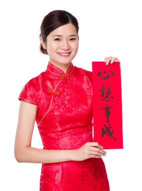 Kırmızı elbiseli Asyalı kadın