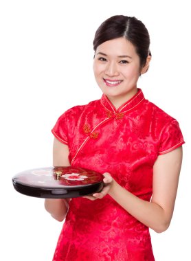 Kırmızı elbiseli Asyalı kadın