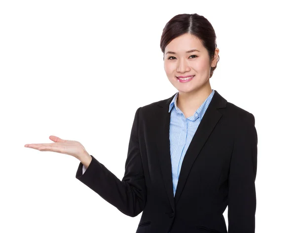 Mujer de negocios asiática en traje negro — Foto de Stock