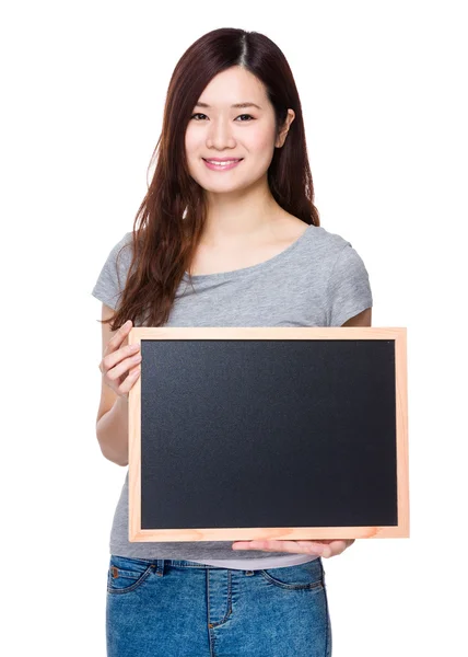 Mujer con pizarra — Foto de Stock