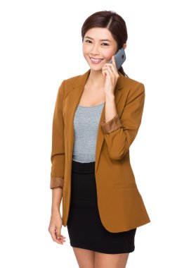 Kahverengi ceketli Asya iş kadını