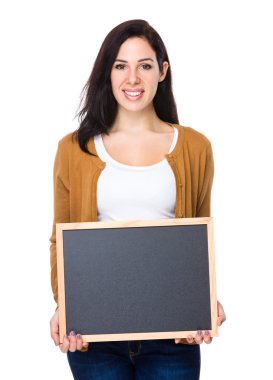 Beyaz kadın kahverengi hırka