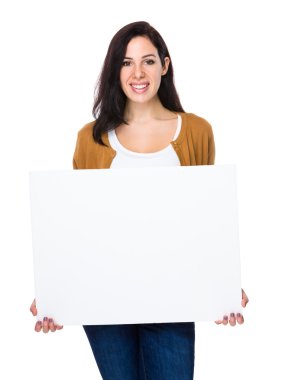 Beyaz kadın kahverengi hırka