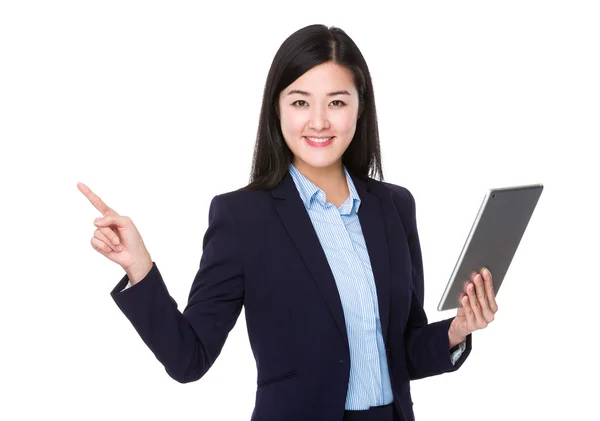 Mujer de negocios asiática en traje negro — Foto de Stock