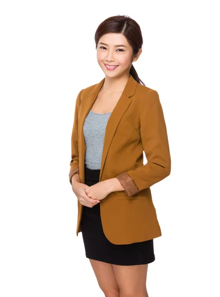 Aziatische zakenvrouw in bruine jas — Stockfoto