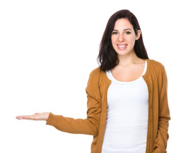 Beyaz kadın kahverengi hırka