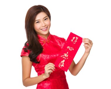 Kırmızı elbiseli Asyalı kadın