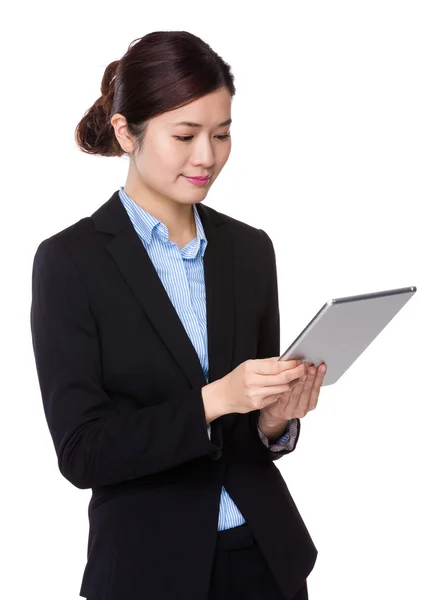 Mujer de negocios asiática en traje negro — Foto de Stock