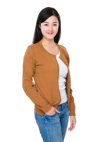 Asiatisk kvinde i brun cardigan - Stock-foto