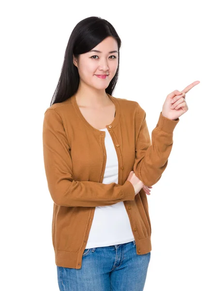 Mulher asiática em cardigan marrom — Fotografia de Stock