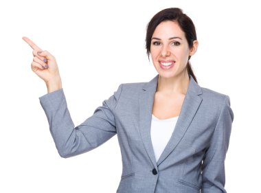 Gri takım elbiseli beyaz iş kadını