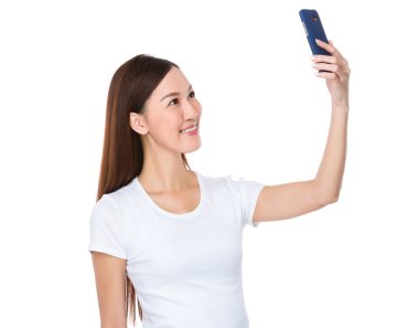 Asyalı kadın beyaz t shirt