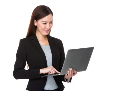 Siyah elbiseli Asya iş kadını