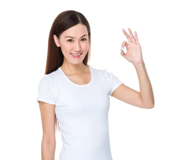 Asiatisk kvinna i vit t shirt — Stockfoto