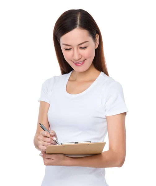 Asiatisk kvinne i hvit t-skjorte – stockfoto