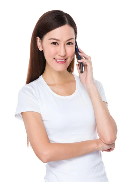 Mujer asiática en camiseta blanca — Foto de Stock