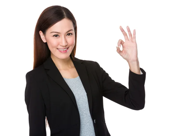 Mujer de negocios asiática en traje negro — Foto de Stock