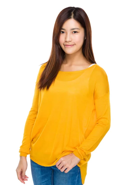 Asijská žena ve žlutém svetru — Stock fotografie