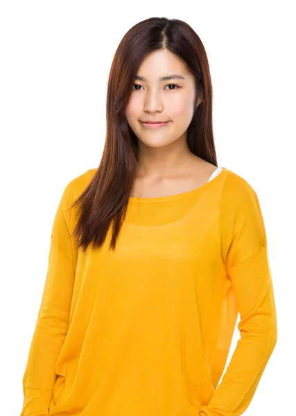 Ασιατική γυναίκα σε κίτρινο πουλόβερ — Φωτογραφία Αρχείου