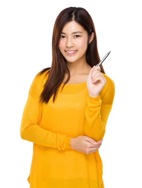 Asiatisk kvinna i gul tröja — Stockfoto