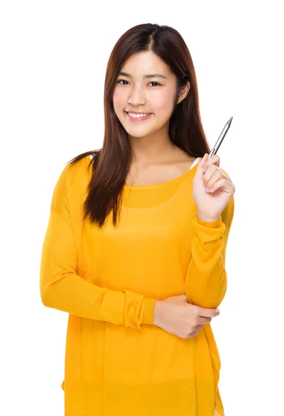 Asiatisk kvinna i gul tröja — Stockfoto