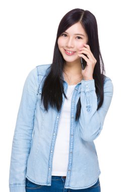 vrouw praten op mobiele telefoon