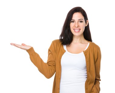 Beyaz kadın kahverengi hırka