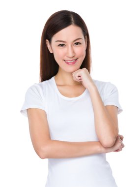Asyalı kadın beyaz t shirt