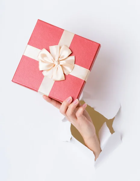 Mano femminile con scatola regalo — Foto Stock